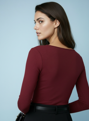 Minimalistische Bodysuit met Diepe Halslijn – Comfort & Elegantie