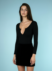 Minimalistische Bodysuit met Diepe Halslijn – Comfort & Elegantie