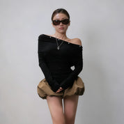 Gebreide top met één schouder en vleermuismouwen