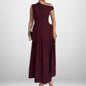 Een Stijlvolle En Elegante Lange Jurk Met Een Scheende Voorkant Die Het Figuur Vleit