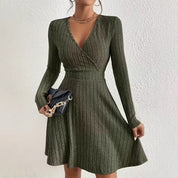 Elegante effen jurk met lange mouwen en V-hals en taille