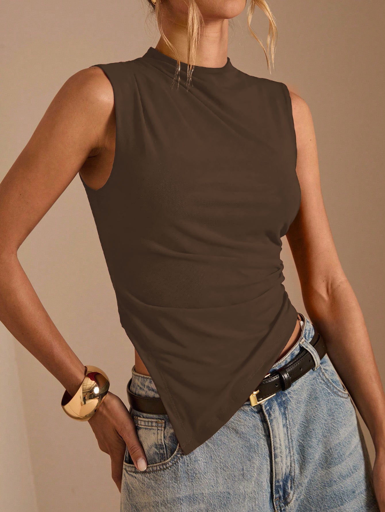 Asymmetrische Sleeveless Top in Coffee Brown