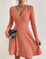 Elegante effen jurk met lange mouwen en V-hals en taille