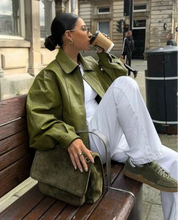 Vegan Leren Dames Jas - Olijfgroen met Moderne Streetwear Look