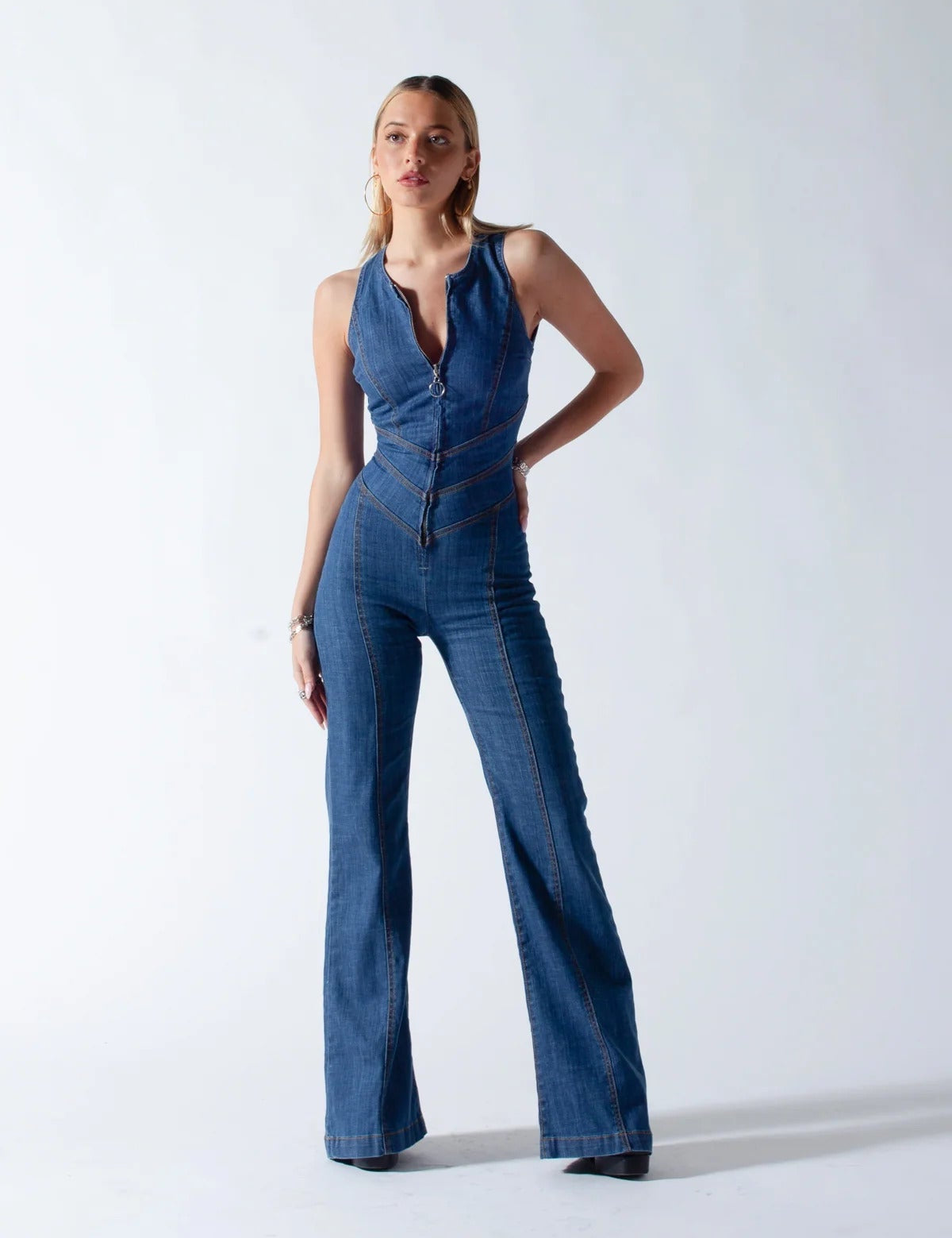 Valeria_Cruz_Vintage_Denim_Jumpsuit_met_Hartvormige_Rug_Spijker.jpg