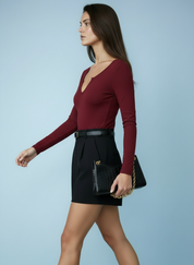 Minimalistische Bodysuit met Diepe Halslijn – Comfort & Elegantie