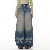 Retro jeans met wijde pijpen en vlinderdas met print, gewassen jeans