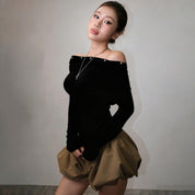 Gebreide top met één schouder en vleermuismouwen