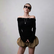 Gebreide top met één schouder en vleermuismouwen