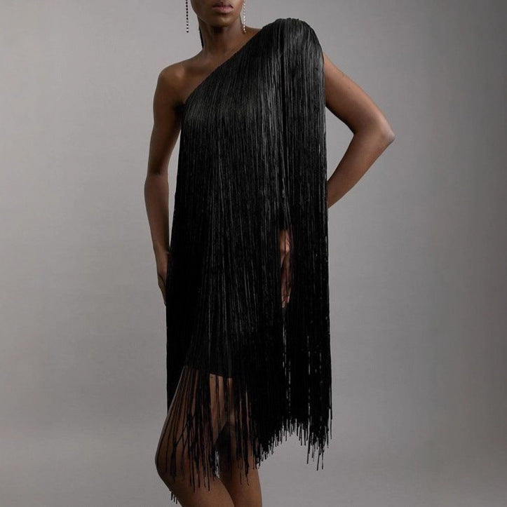 Slanke en speelse feestjurk met kwastjesrok