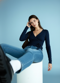 Wrap top met striksluiting