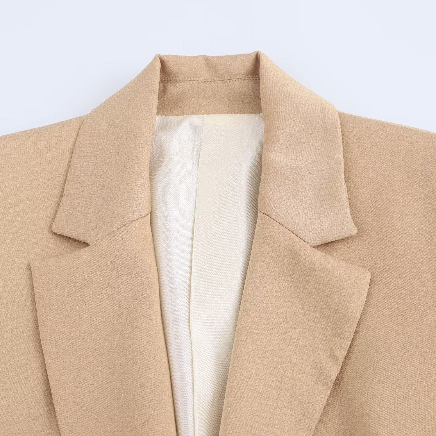 De casual blazer met lange mouwen is gemaakt van een zijdeachtige satijnen stof