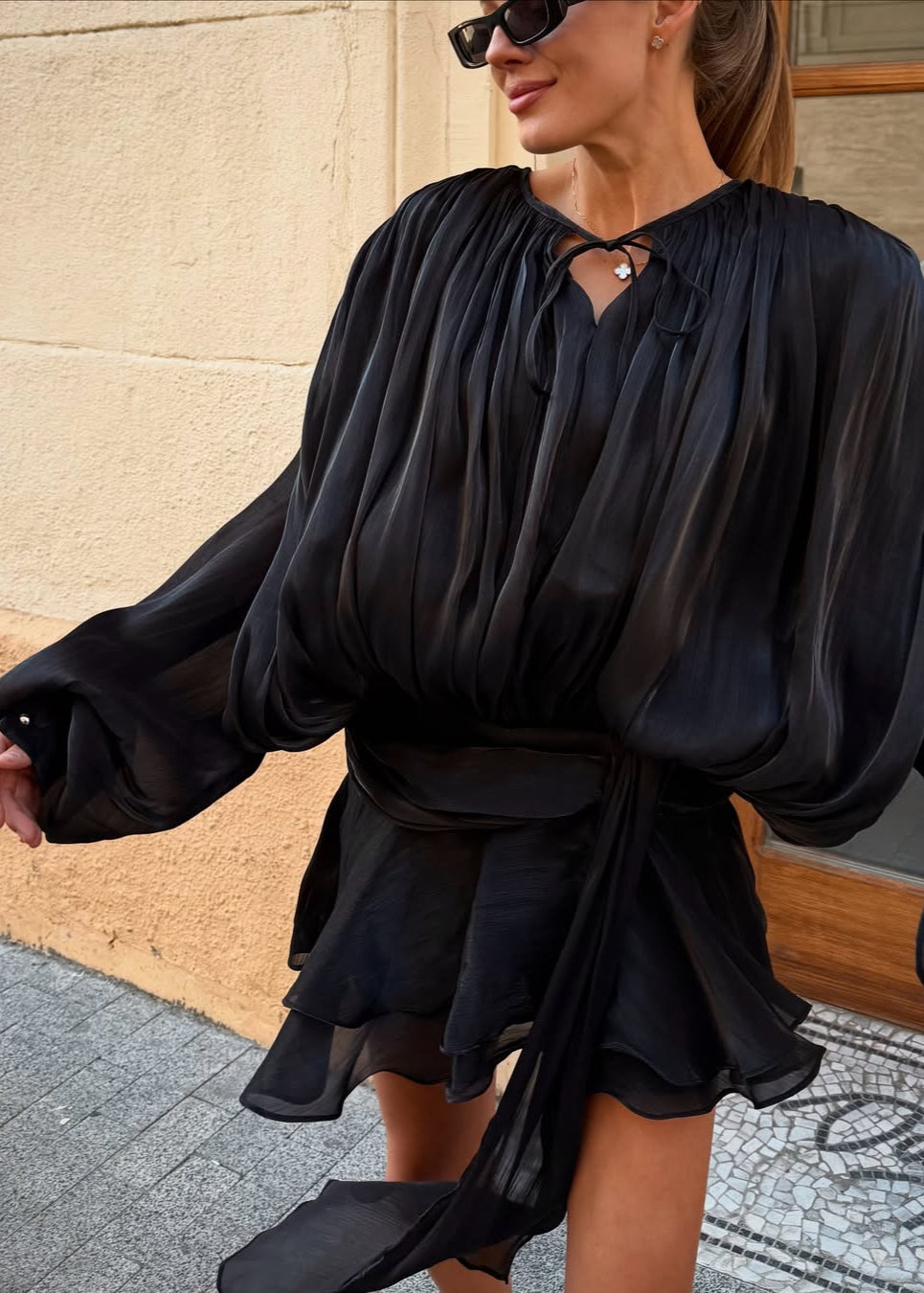 Zwarte Geplisseerde Mini jurk met Parelknopen