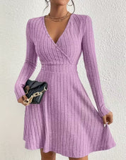 Elegante effen jurk met lange mouwen en V-hals en taille